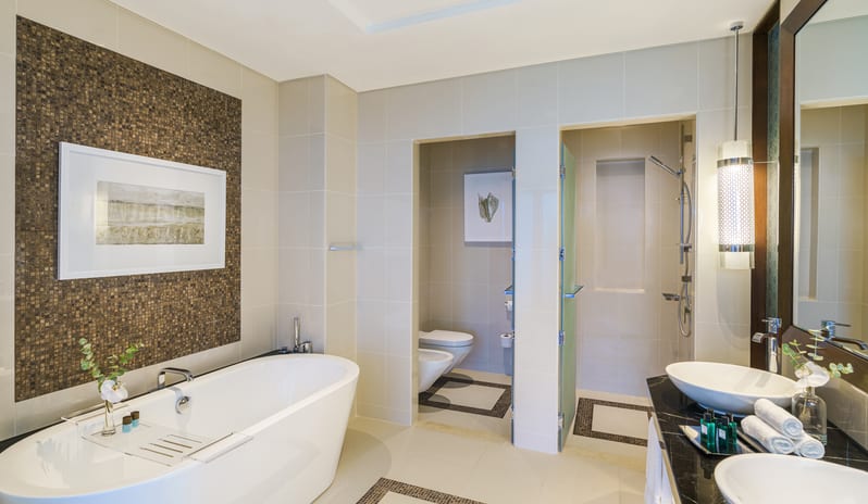Rixos Marina Abu Dhabi - Deluxe Room Sea View Bathroom